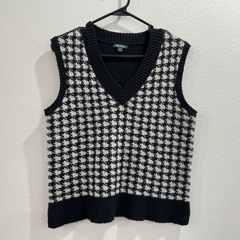 Wild‎ Fable Sweater Vest Womens M Black White Houndstooth V Neck Knit Preppy